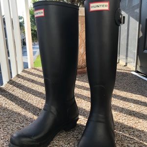 Matte black tall Hunter rain boots
